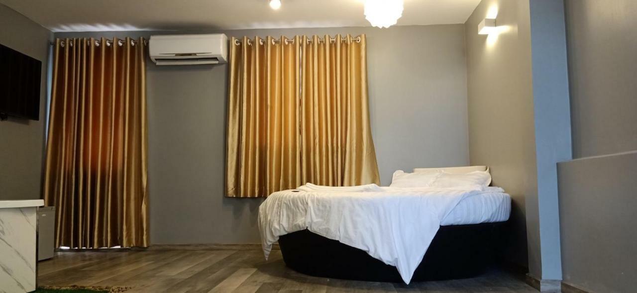 Khách sạn tình yêu Lucy House
